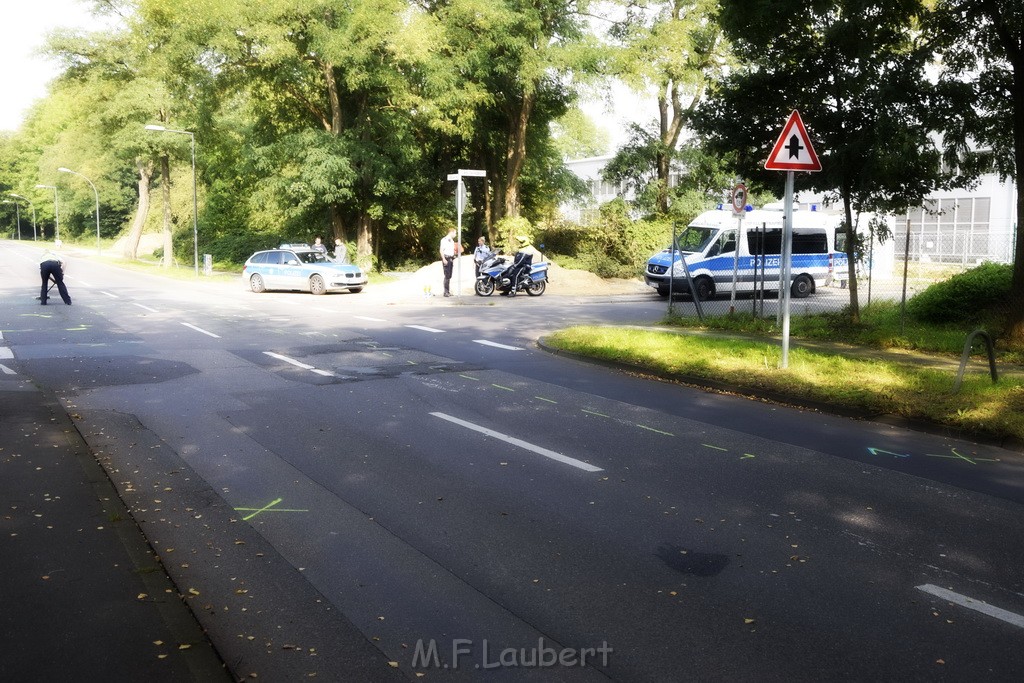 Schwerer Krad PKW Unfall Koeln Muelheim Am Springborn Cottbuserstr P185.JPG - Miklos Laubert